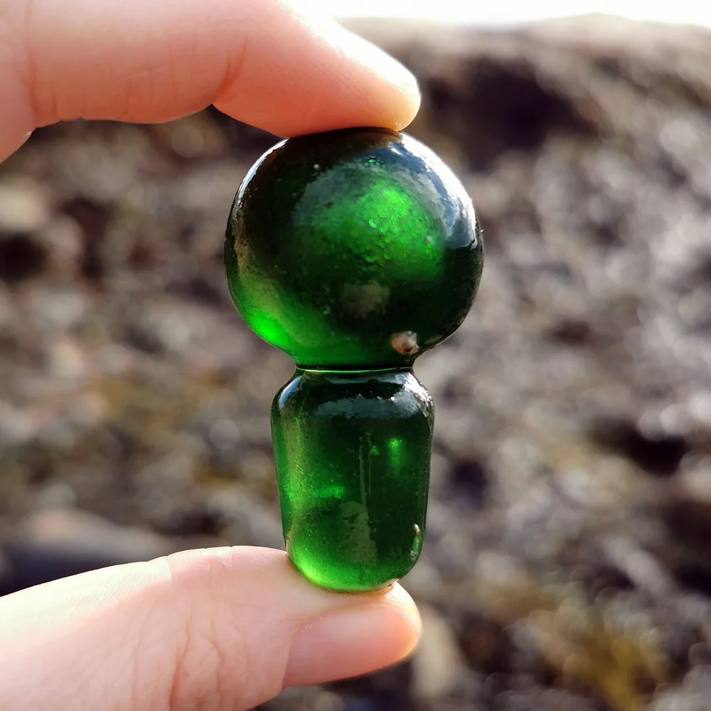 Beachcombing find: 05 Green Apothecary Bottle Stopper